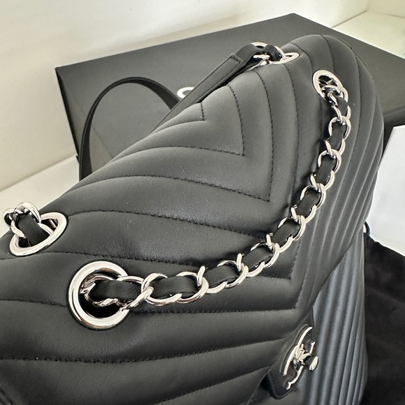 Chanel Black Chevron Quilted Lambskin Leather Large Urban Spirit Backpack - Picture 2 of 15